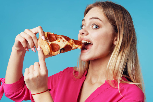 fiatal szép nő eszik pizza elszigetelt háttér  - Fotó, kép