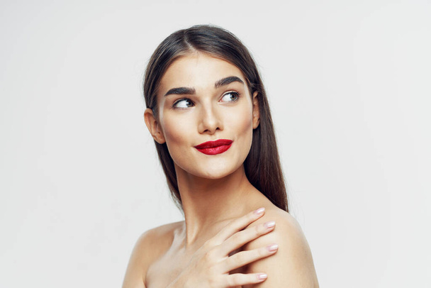 Портрет молодой красивой женщины с красной помадой на губах. Красота, мода
  - Фото, изображение