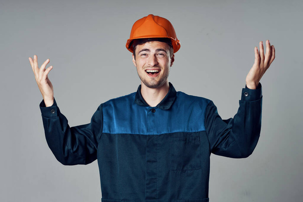 Студийный снимок Промышленный рабочий в оранжевом шлеме - Фото, изображение
