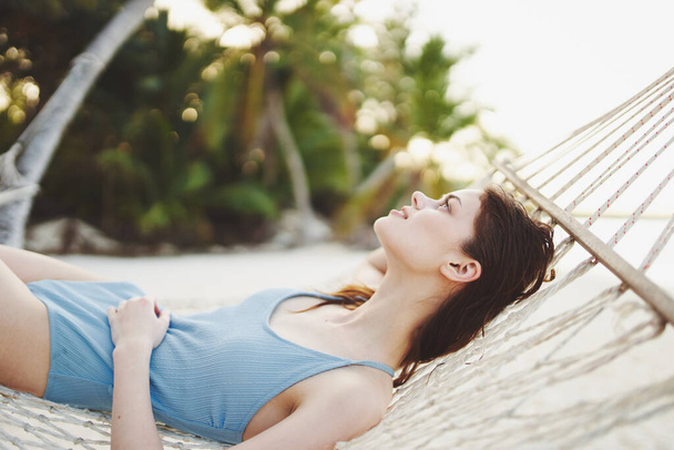 Młoda piękna kobieta relaksująca się w hamaku - Zdjęcie, obraz