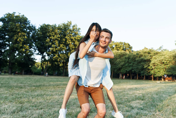 pareja joven divirtiéndose en el parque - Foto, Imagen