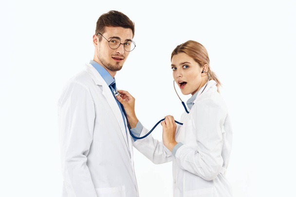 médecins en studio isolé sur fond blanc. femme avec stéthoscope - Photo, image
