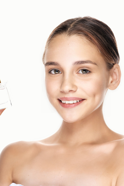 Porträt einer jungen schönen Frau mit Parfümflasche auf weißem Hintergrund - Foto, Bild