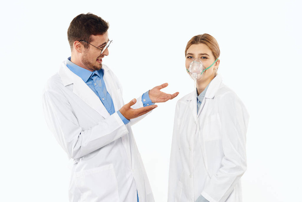 γιατροί στο στούντιο απομονωμένοι σε λευκό φόντο. γυναίκα με εισπνευστήρα  - Φωτογραφία, εικόνα