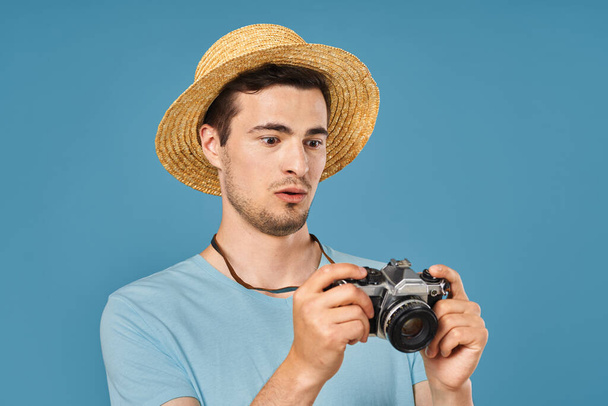 joven guapo hombre turista con cámara en estudio - Foto, imagen
