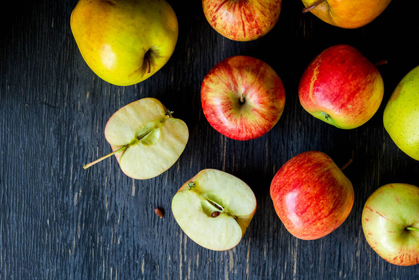 Rote und grüne Äpfel auf dunklem Holzhintergrund - Draufsicht - Foto, Bild