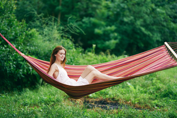 Giovane bella donna rilassante in amaca - Foto, immagini