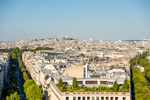 Vista aérea del casco antiguo de París, desde lo alto del Arco del Triunfo en la Avenida de los Campos Elíseos en París, Francia
 - Foto, Imagen