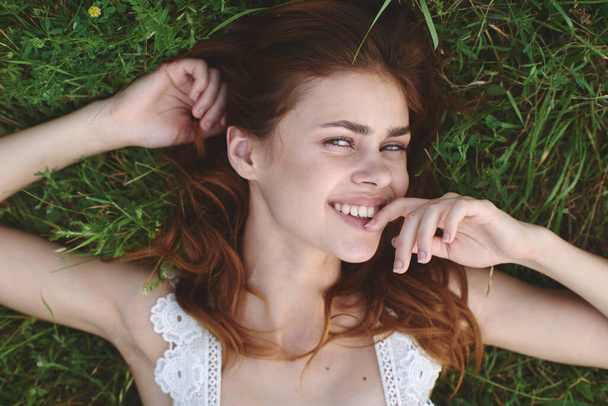 Mladá žena ležící na trávě. Horní pohled - Fotografie, Obrázek