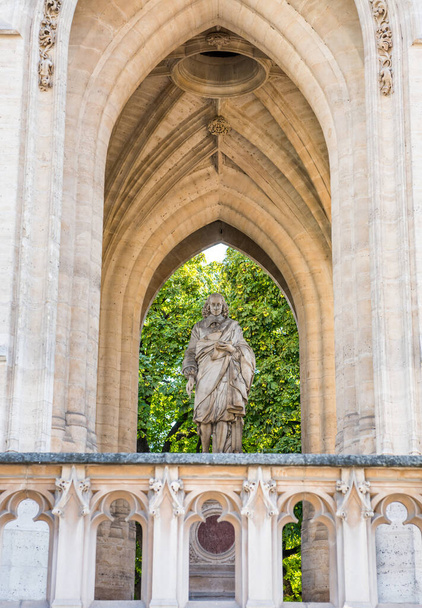 Saint-Jacques Kulesi 'nin içinde bir heykel, Fransa' nın dördüncü arrondissement bölgesinde bulunan bir anıt. St. Jacques La Boucherie kilisesinin kalıntıları. - Fotoğraf, Görsel