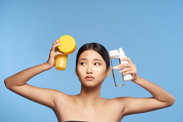 Jeune belle femme asiatique posant anti acné produits de beauté  - Photo, image