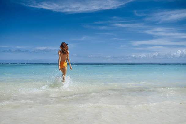 young beautiful woman relaxing on the beach - Foto, Imagen
