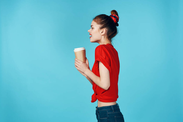   giovane bella donna che tiene una tazza di caffè in studio - Foto, immagini