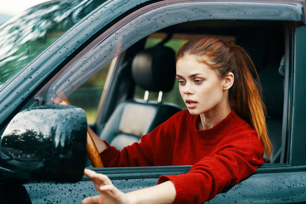 Fiatal, gyönyörű nő vezeti az autót. - Fotó, kép
