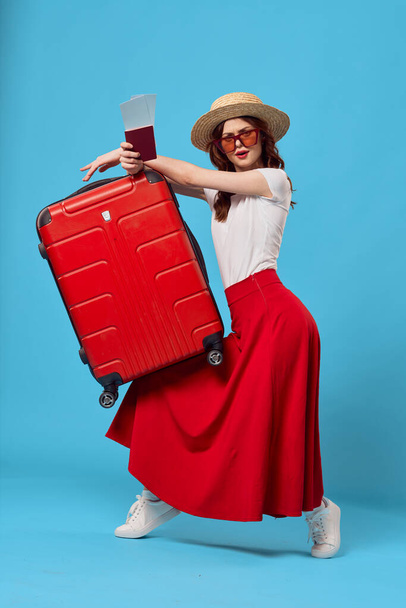 若いです女性とともに赤いスーツケースでスタジオ - 写真・画像