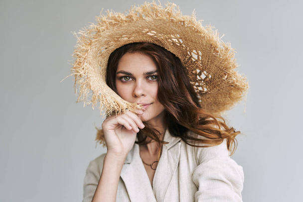 Retrato de una joven hermosa mujer con sombrero de paja. Moda tiro
 - Foto, imagen