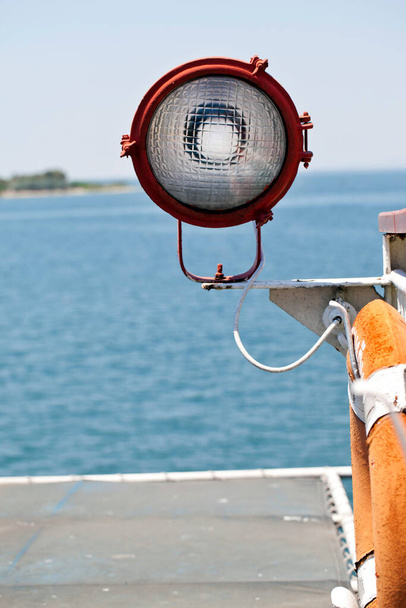 Ισχυρή ισχυρή λάμπα φωτός σε ένα Ferryboat και Τρύπες Πλοίου Φωτογραφία - Φωτογραφία, εικόνα