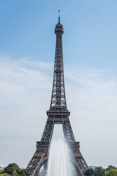 Az Eiffel-torony, egy kovácsoltvas rácstorony a párizsi Champ de Mars-on, amit Gustave mérnökről neveztek el. - Fotó, kép