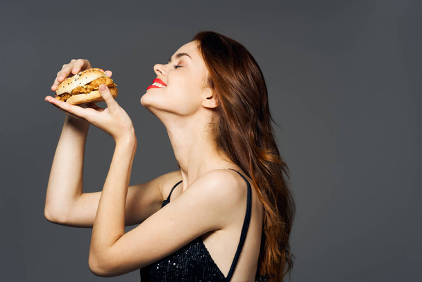 Young beautiful woman with hambyrger. Studio shot - Foto, Imagem