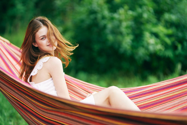 Mladá krásná žena relaxující v houpací síti  - Fotografie, Obrázek