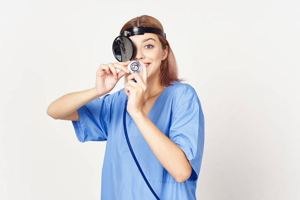 Jeune femme médecin avec stéthoscope en studio sur fond blanc - Photo, image