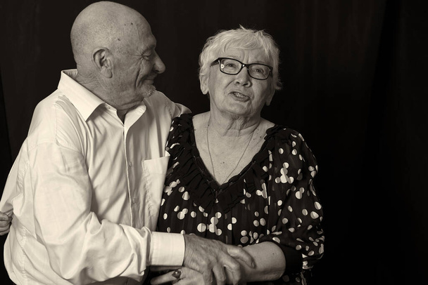 Porträt eines älteren Ehepaares, das seine wahre Liebe zueinander zeigt, gute Beziehungen unterhält, viele positive und negative Ereignisse im Leben zusammen erlebt, unzertrennlich und unterstützend ist. - Foto, Bild