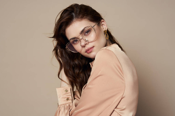 Young beautiful woman in sunglasses posing in studio  - Foto, immagini