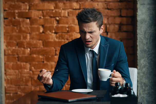 Giovane uomo d'affari arrabbiato avendo freno caffè  - Foto, immagini