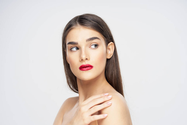 Porträt einer jungen schönen Frau mit rotem Lippenstift auf den Lippen. Schönheit, Modefotografie  - Foto, Bild