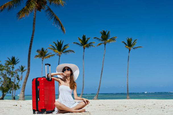  Jovem com mala vermelha na praia - Foto, Imagem