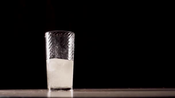 Охолодження газованого напою з льодом
 - Кадри, відео