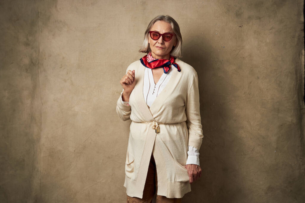 Krásná starší žena v slunečních brýlích ve studiu - Fotografie, Obrázek