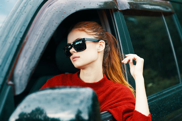 Jonge mooie vrouw bestuurder in de auto - Foto, afbeelding