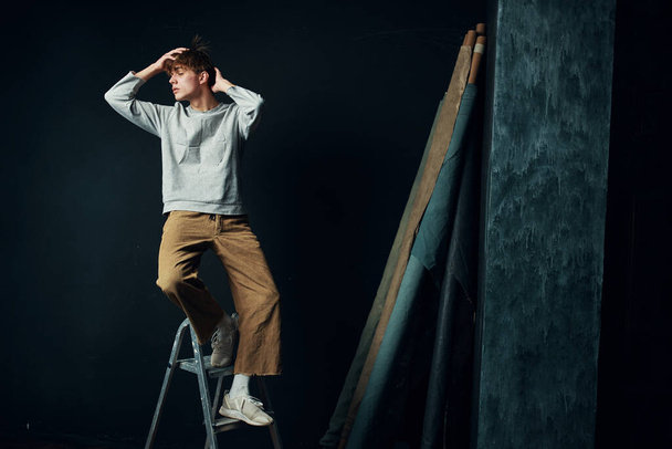 junger Mann posiert im Studio                              - Foto, Bild