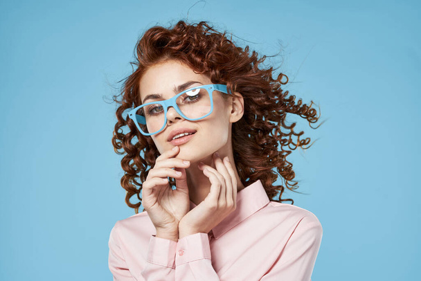 fiatal gyönyörű nő visel szemüveget - Fotó, kép