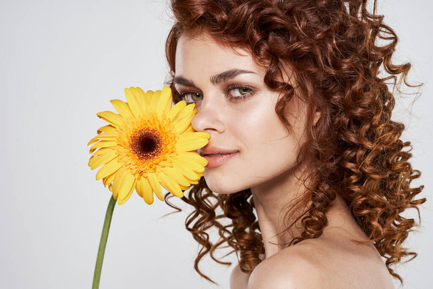 Young beautiful woman posing with flower - Photo, Image