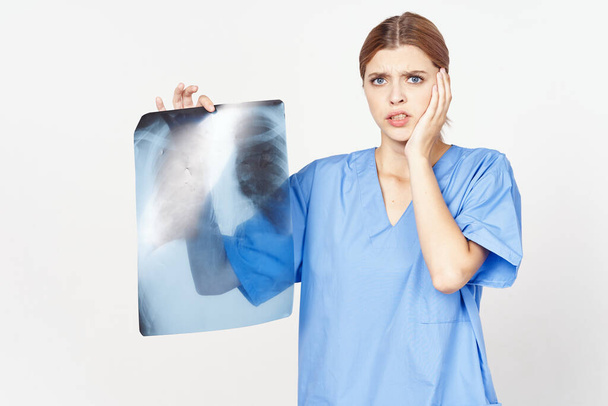 femme confuse médecin examinant la radiographie. Plan studio - Photo, image