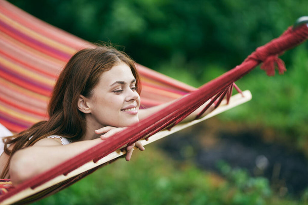 Jonge mooie vrouw ontspannen in hangmat  - Foto, afbeelding