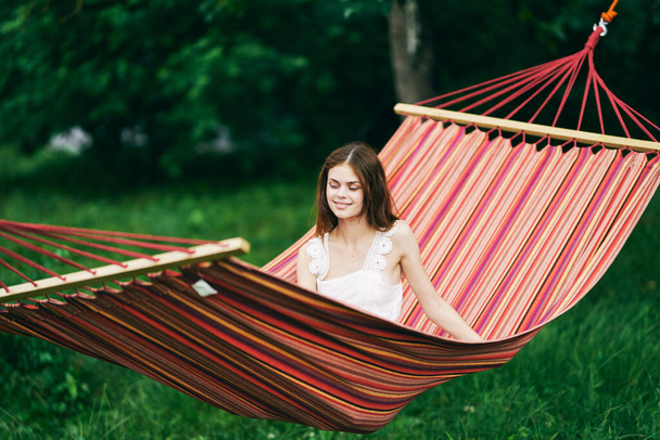 Mladá krásná žena relaxující v houpací síti - Fotografie, Obrázek