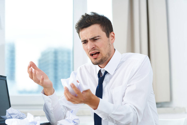Jonge schreeuwende zakenman op kantoor   - Foto, afbeelding