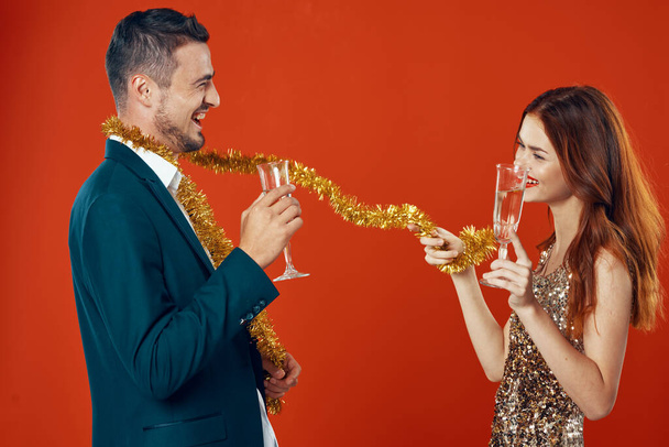 Retrato de la pareja joven y bella que celebra el Año Nuevo con champán - Foto, Imagen