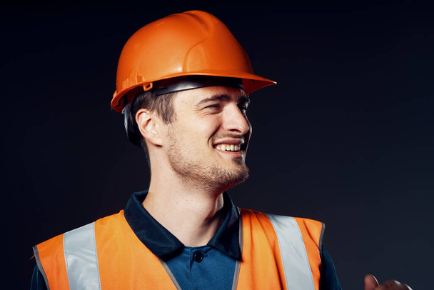 Студийный снимок Молодой рабочий в оранжевом шлеме - Фото, изображение