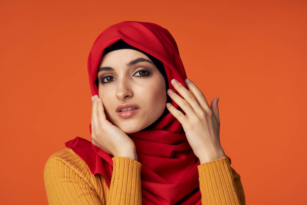 jong Arabisch vrouw poseren in studio                         - Foto, afbeelding