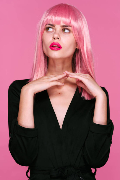 joven hermosa mujer en rosa peluca posando en estudio
  - Foto, Imagen