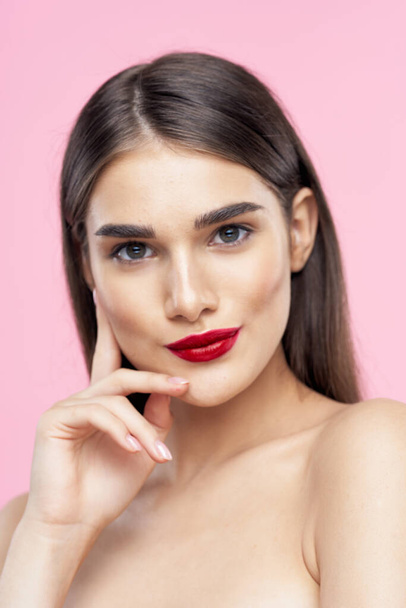 Portrait de jeune belle femme avec du rouge à lèvres rouge sur ses lèvres. Beauté, photographie de mode  - Photo, image