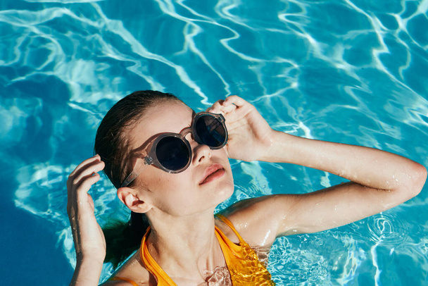 Молода красива жінка розслабляється в басейні
   - Фото, зображення