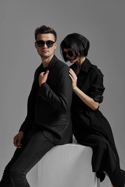 Joven hermosa pareja en negro posando en estudio
 - Foto, imagen