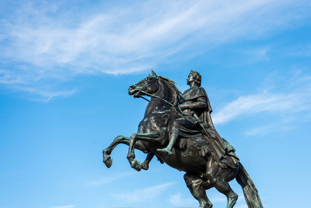 El Jinete de Bronce, una estatua ecuestre de Pedro el Grande en la Plaza del Senado en San Petersburgo, Rusia
. - Foto, imagen