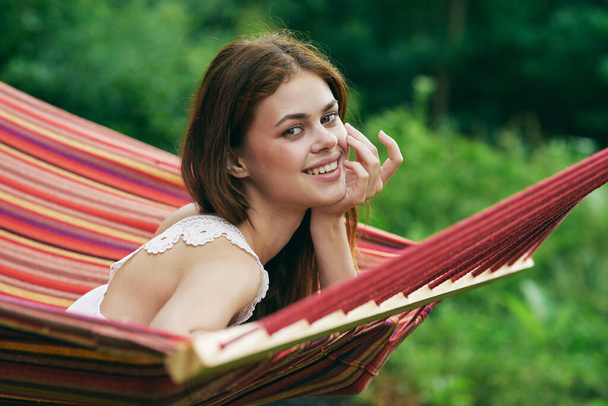 Jonge mooie vrouw ontspannen in hangmat  - Foto, afbeelding