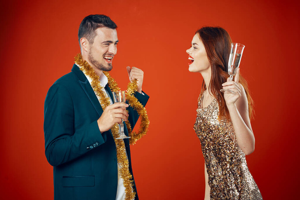 портрет молодой красивой пары, празднующей Новый год с шампанским - Фото, изображение